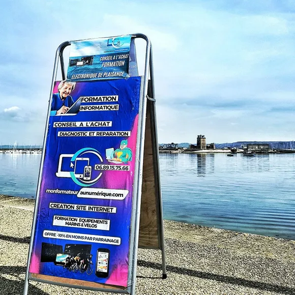 Affiche Mon Formateur au Numérique sur le port de Camaret-sur-Mer